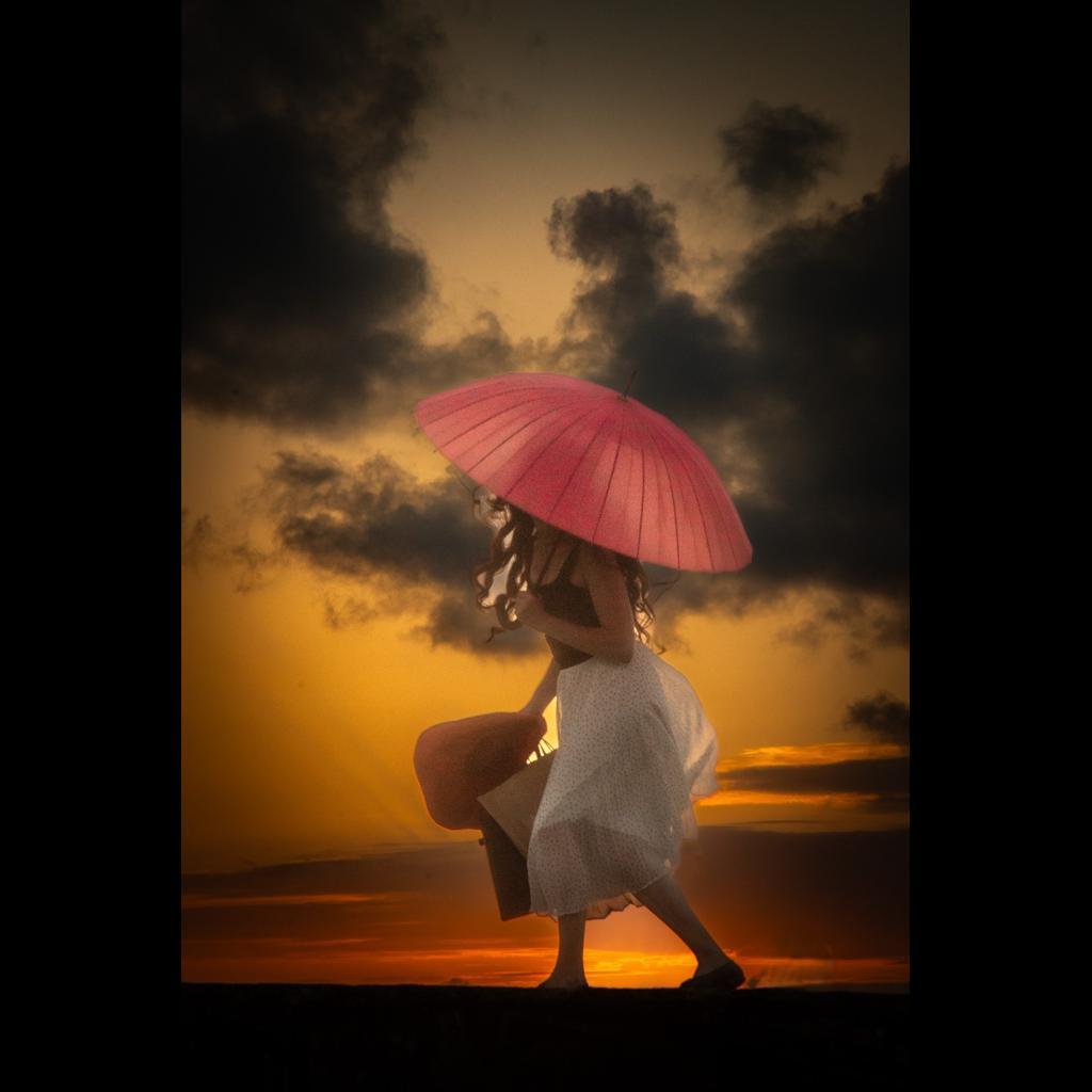 Pembe Şemsiyeli Kadın
