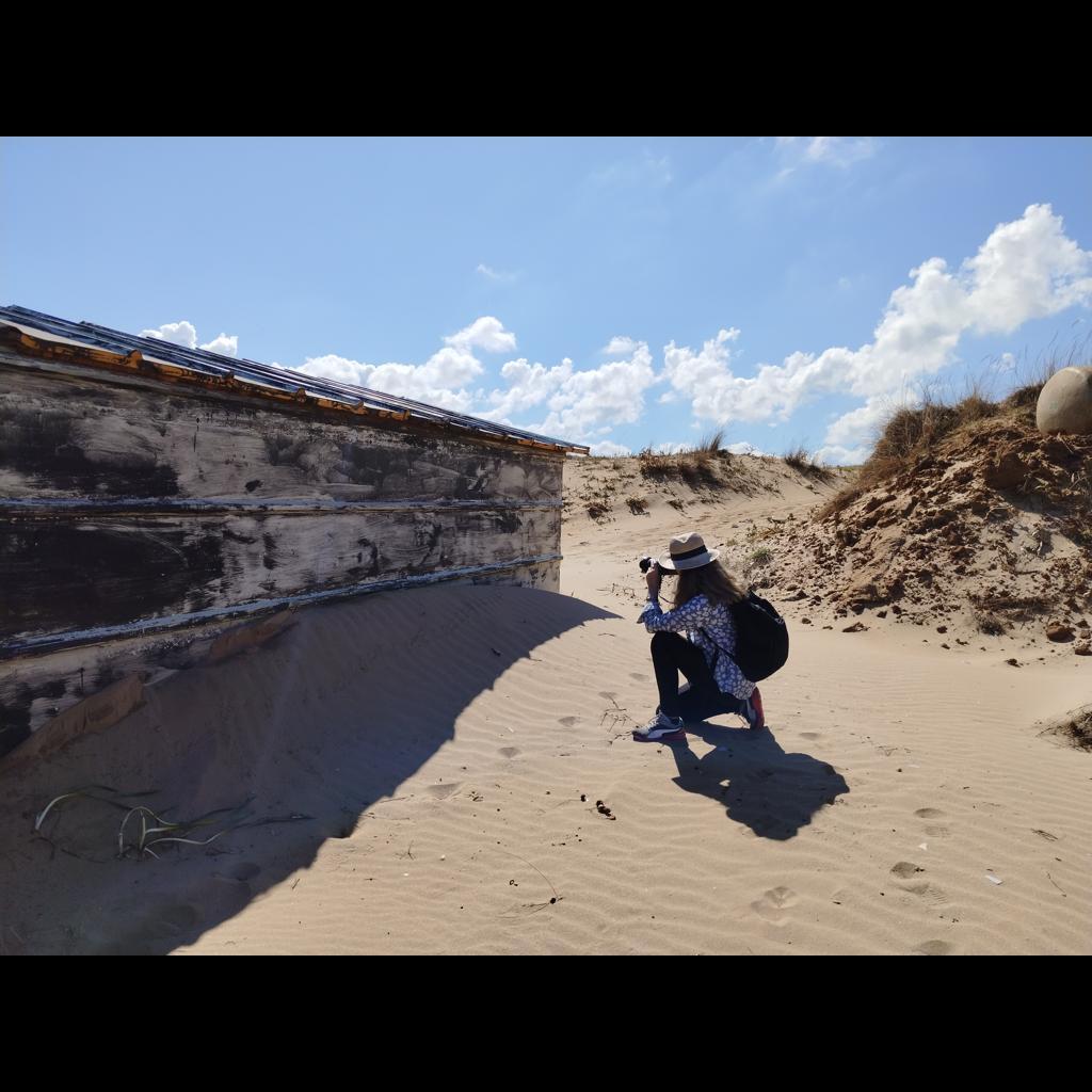 Fotoğraf çeken kadin